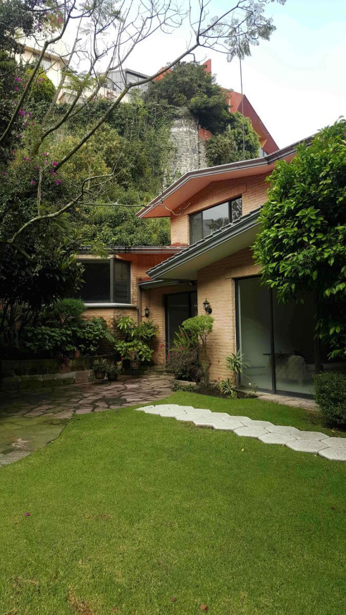 bonita casa remodelada en esquina en renta/venta bosques de las lomas