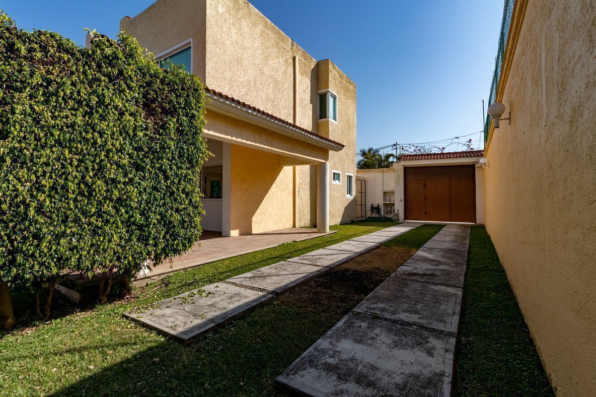 vendo casa en condominio, en cuernavaca, a un paso de sumiya