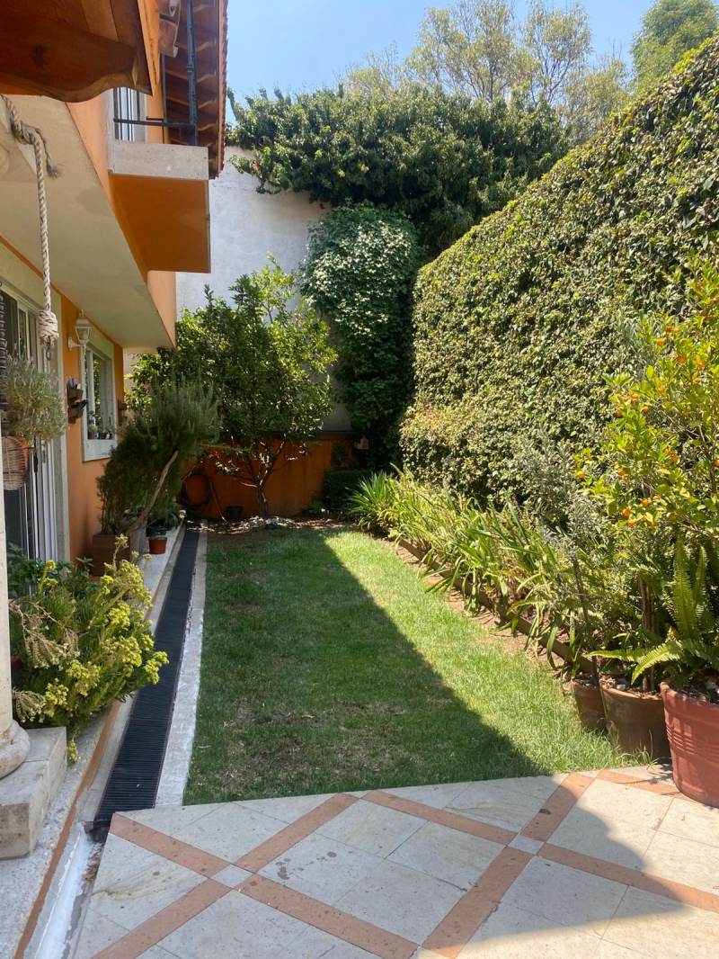 ¡no puedes perder la oportunidad de adquirir esta maravillosa casa en venta en lomas de vista hermosa! ubicada en una exclusiva calle cerrada con vigilancia las 24 horas, esta propiedad te ofrece seguridad y tranquilidad en un entorno de alta categoría.